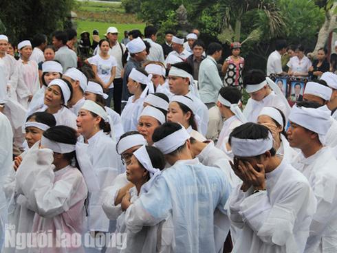 Hà Nội: Đẩy xe tang giữa mênh mang lũ đưa người thân về cõi vĩnh hằng-7