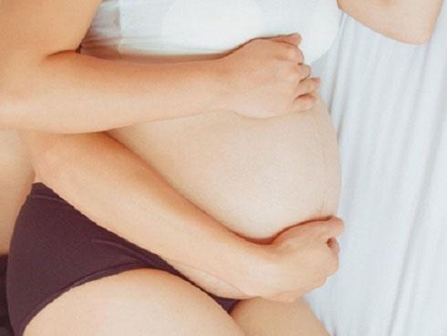 Cười ra nước mắt sự cố hy hữu lúc hành sự cùng chồng của mẹ bầu 9 tháng