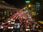 Chiều mùng 1 Tết: Đường phố Hà Nội đông nghẹt ô tô, xe máy-12