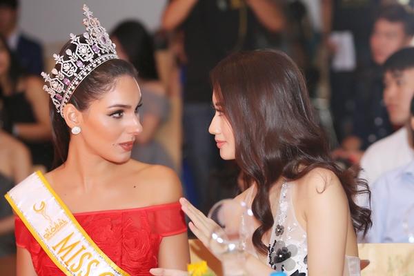 Cùng trong một khung hình, Hoa hậu Thu Ngân đẹp hơn hẳn Miss Global 2017-6