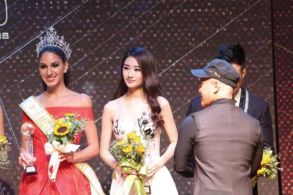 Cùng trong một khung hình, Hoa hậu Thu Ngân đẹp hơn hẳn Miss Global 2017-8