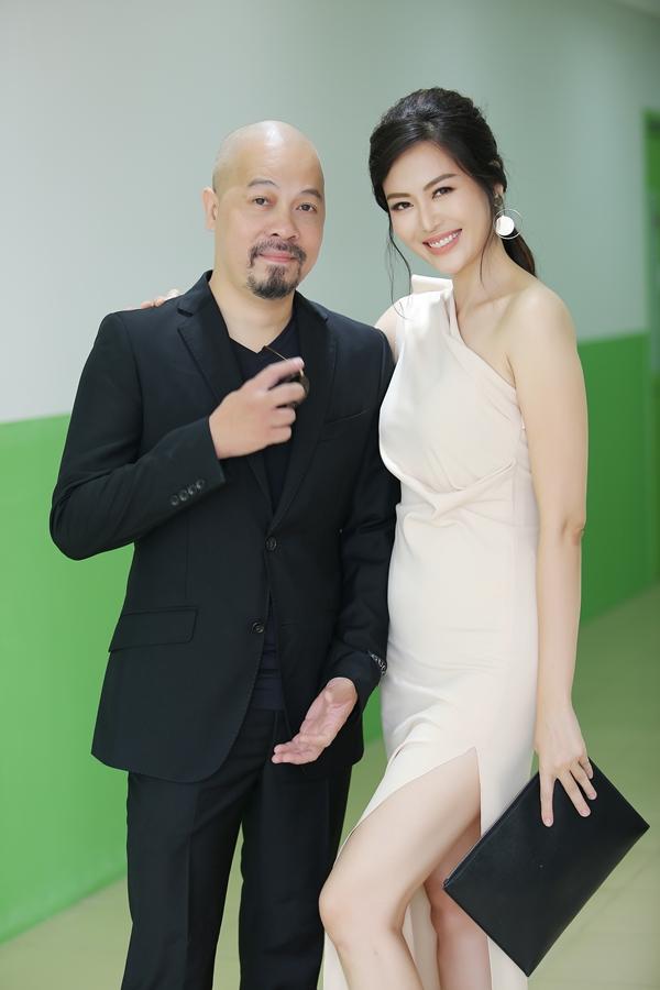 Cùng trong một khung hình, Hoa hậu Thu Ngân đẹp hơn hẳn Miss Global 2017-14