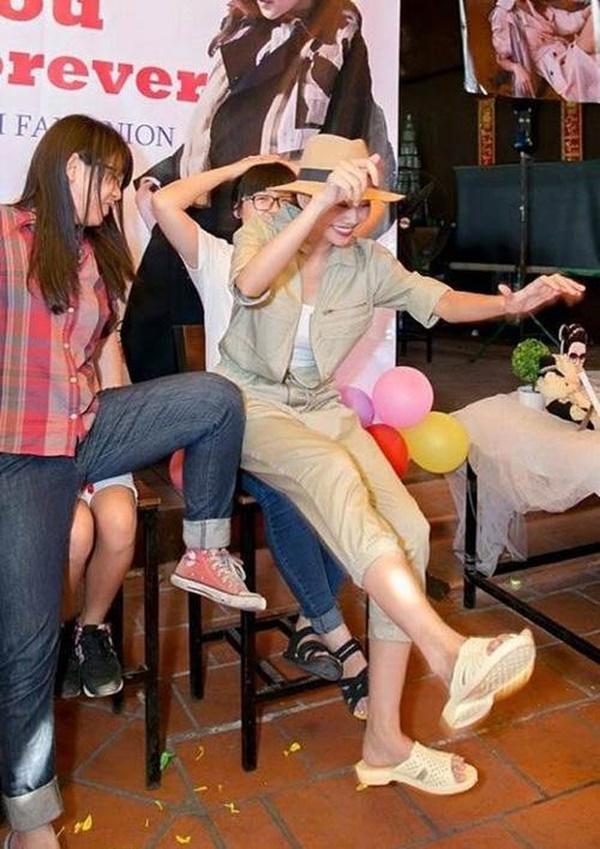 Dép tổ ong thì sao? Loạt sao Việt hạng A vẫn ngày đêm mê mẩn mẫu thiết kế huyền thoại nông dân đó thôi!-20