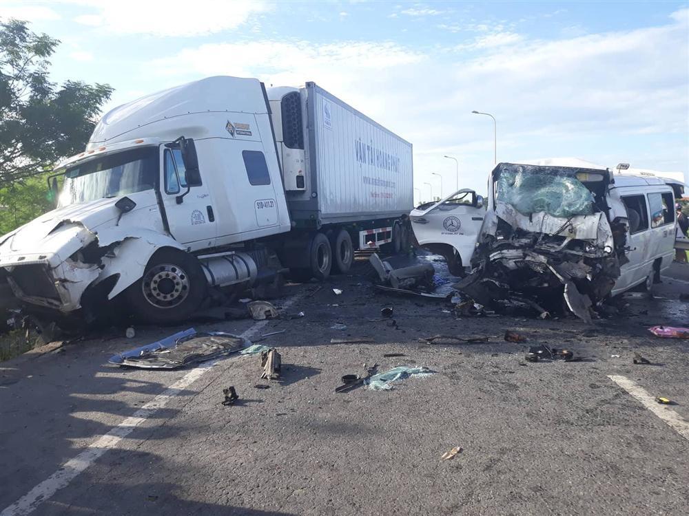 Vừa tỉnh dậy, nạn nhân 6 tuổi trong vụ xe rước dâu gặp nạn 13 người chết đã sợ hãi kêu khóc gọi bố-1