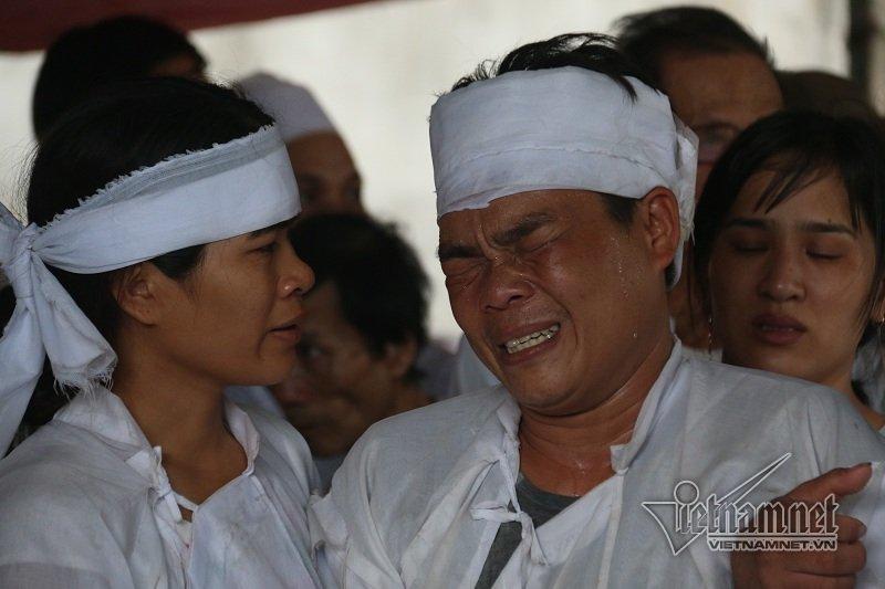 Tai nạn ở Quảng Nam: Trăm ô tô nhường đường xe tang 4 nạn nhân đầu tiên-2