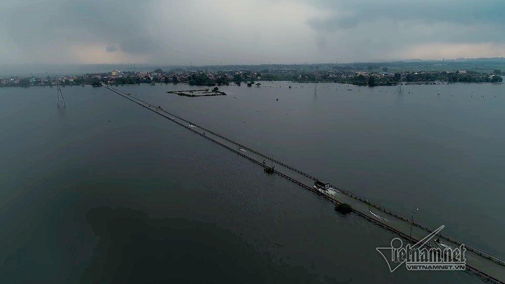 Quý cô Hà thành xúng xính thả dáng giữa rốn ngập Quốc Oai-1