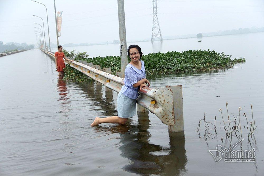 Quý cô Hà thành xúng xính thả dáng giữa rốn ngập Quốc Oai-4