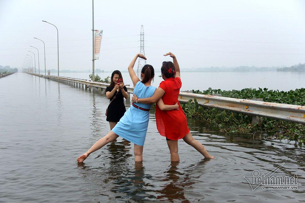 Quý cô Hà thành xúng xính thả dáng giữa rốn ngập Quốc Oai-5