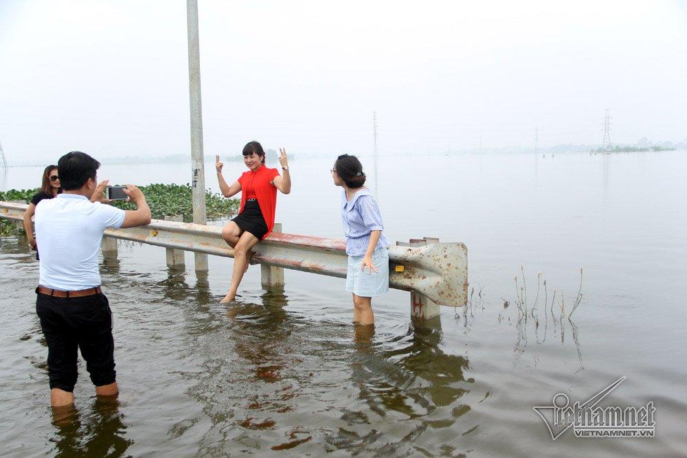 Quý cô Hà thành xúng xính thả dáng giữa rốn ngập Quốc Oai-7