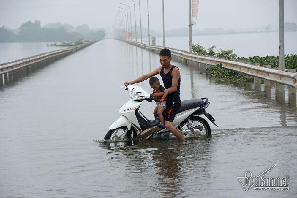 Quý cô Hà thành xúng xính thả dáng giữa rốn ngập Quốc Oai-8