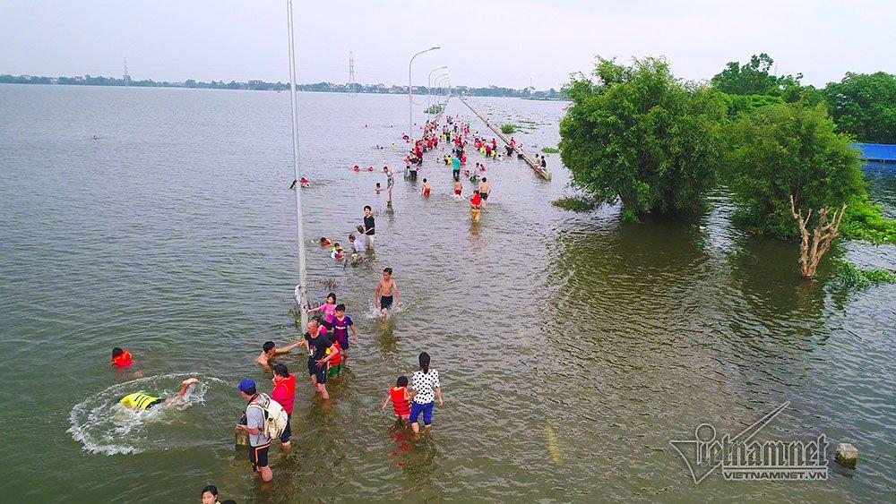 Quý cô Hà thành xúng xính thả dáng giữa rốn ngập Quốc Oai-9