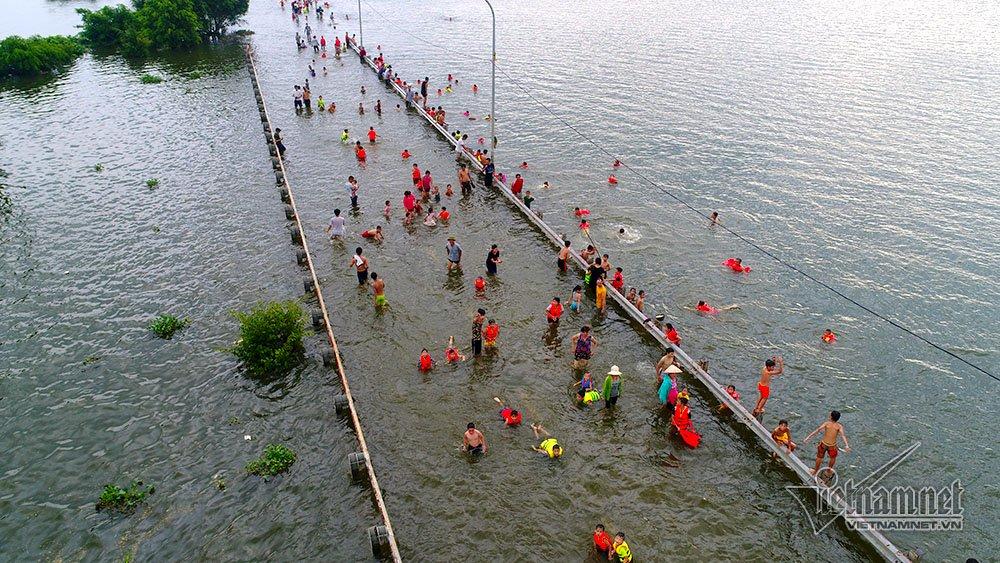 Quý cô Hà thành xúng xính thả dáng giữa rốn ngập Quốc Oai-10