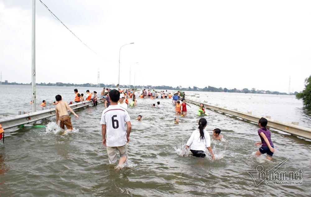 Quý cô Hà thành xúng xính thả dáng giữa rốn ngập Quốc Oai-11