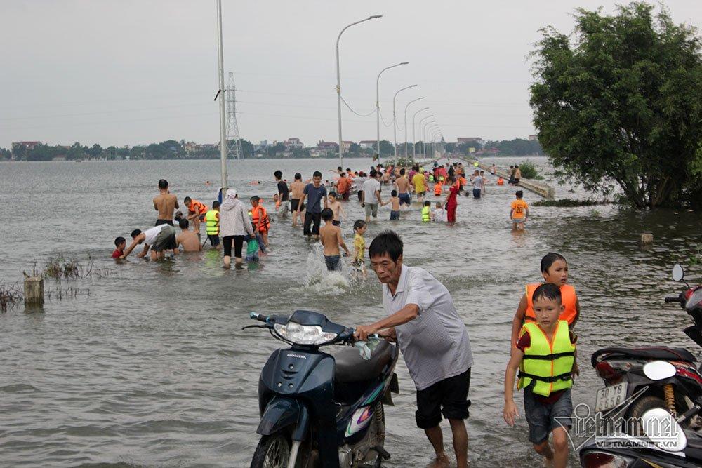 Quý cô Hà thành xúng xính thả dáng giữa rốn ngập Quốc Oai-12