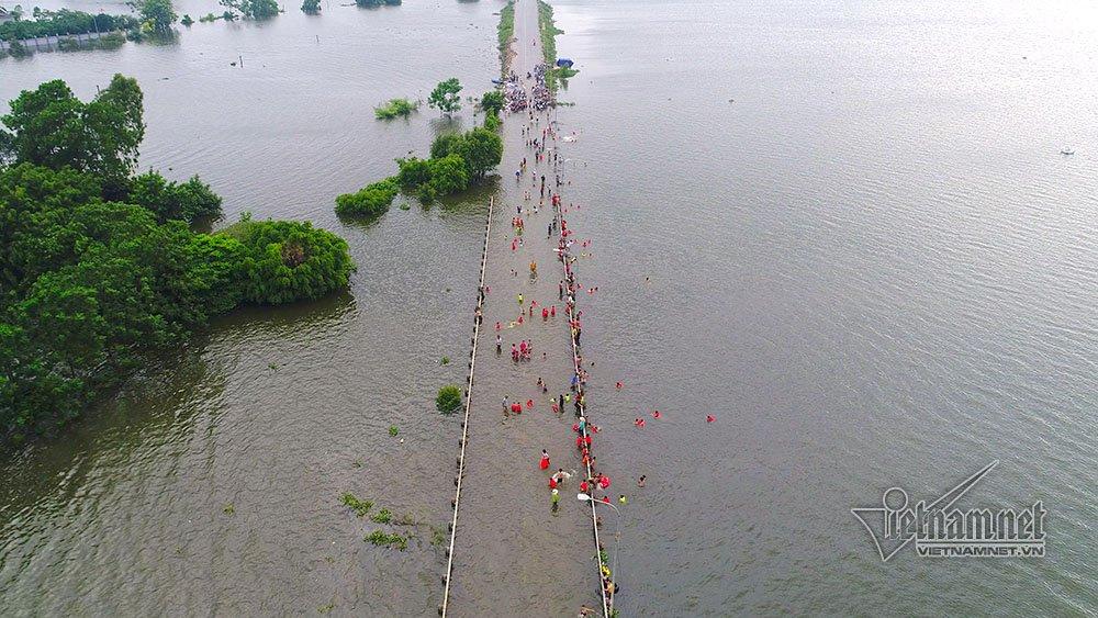 Quý cô Hà thành xúng xính thả dáng giữa rốn ngập Quốc Oai-13