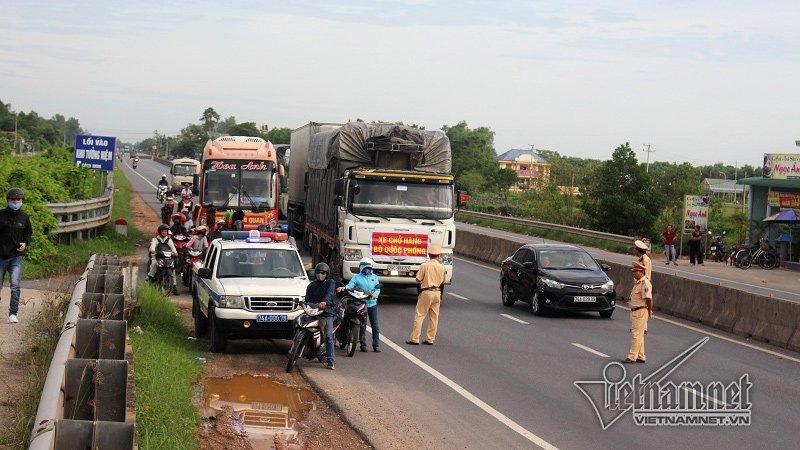 Tai nạn ở Quảng Nam: Trăm ô tô nhường đường xe tang 4 nạn nhân đầu tiên-3