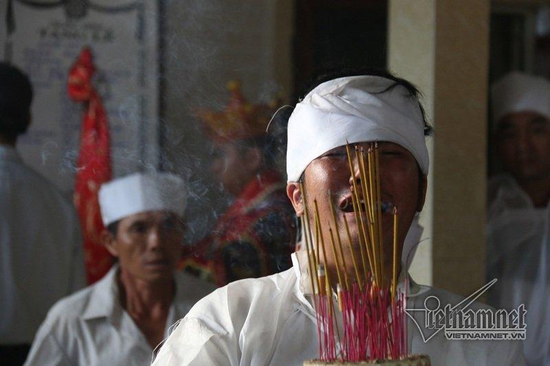 Tai nạn ở Quảng Nam: Trăm ô tô nhường đường xe tang 4 nạn nhân đầu tiên-4