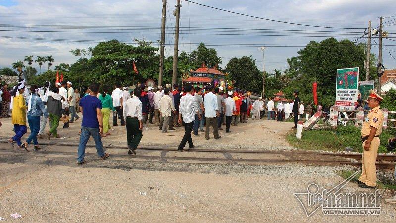 Tai nạn ở Quảng Nam: Trăm ô tô nhường đường xe tang 4 nạn nhân đầu tiên-7