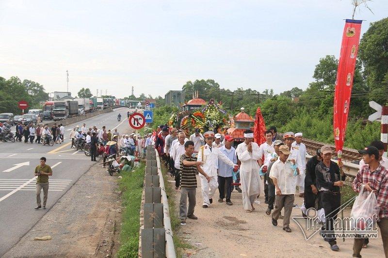 Tai nạn ở Quảng Nam: Trăm ô tô nhường đường xe tang 4 nạn nhân đầu tiên-8