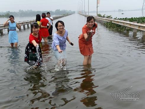 Quý cô Hà thành xúng xính thả dáng giữa rốn ngập Quốc Oai