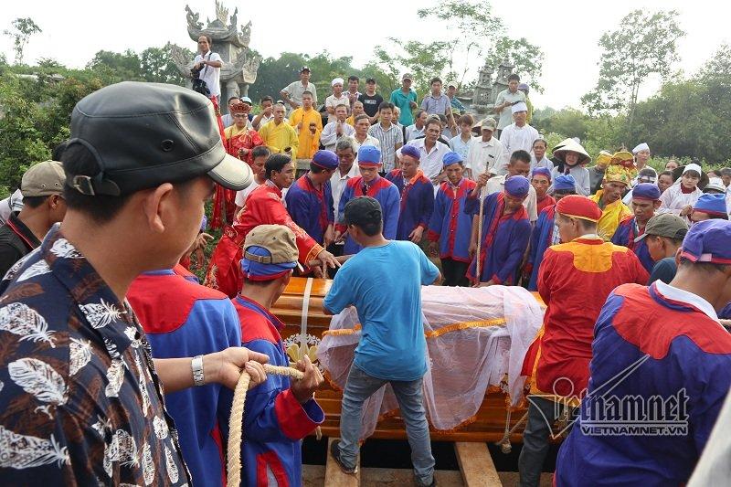 Tai nạn ở Quảng Nam: Trăm ô tô nhường đường xe tang 4 nạn nhân đầu tiên-12