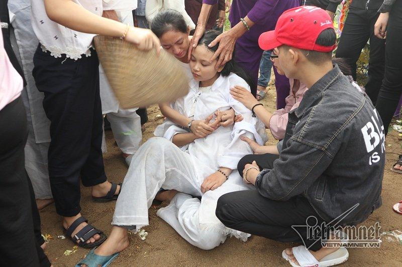 Tai nạn ở Quảng Nam: Trăm ô tô nhường đường xe tang 4 nạn nhân đầu tiên-9