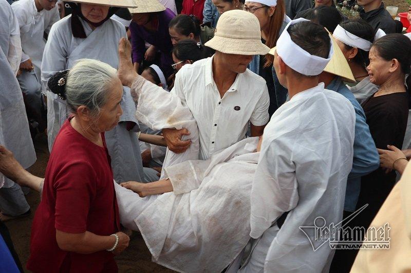 Tai nạn ở Quảng Nam: Trăm ô tô nhường đường xe tang 4 nạn nhân đầu tiên-10