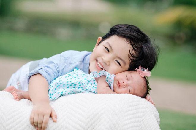 Phát cuồng với vẻ đáng yêu của 2 thiên thần nhà Khánh Thi - Phan Hiển trong bộ ảnh mới-13