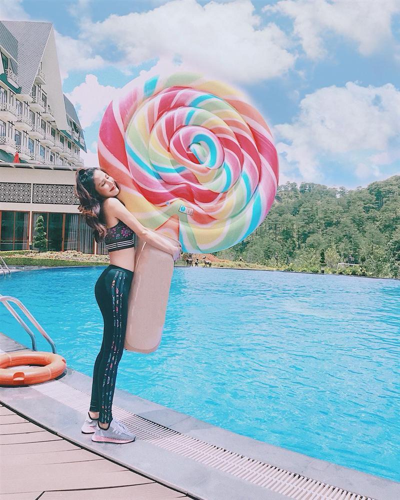 Trường Giang đi dép tổ ong lê la ăn uống vỉa hè cùng Hương Giang Idol-3