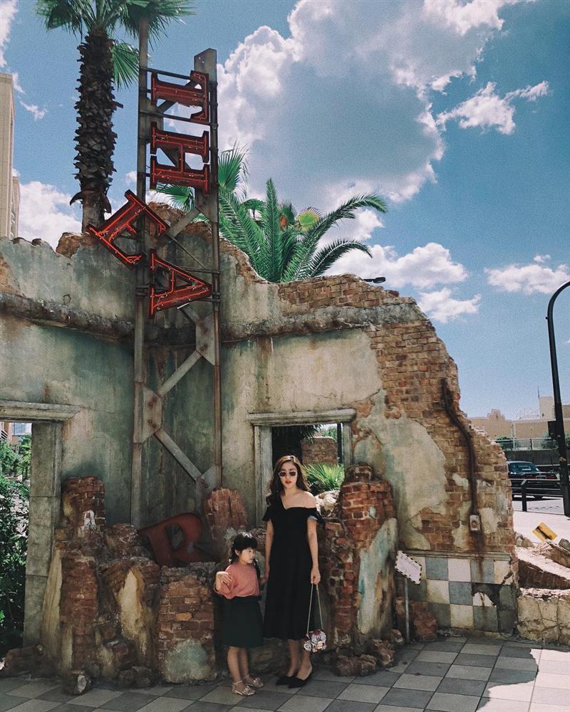 Trường Giang đi dép tổ ong lê la ăn uống vỉa hè cùng Hương Giang Idol-13