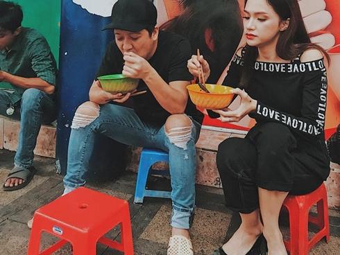 Trường Giang đi dép tổ ong lê la ăn uống vỉa hè cùng Hương Giang Idol