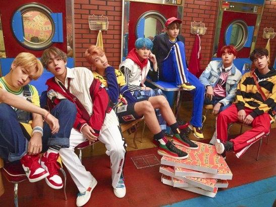Nhờ 'DNA', BTS chính thức trở thành nhóm nhạc Kpop đầu tiên có MV vượt mốc 450 triệu lượt xem
