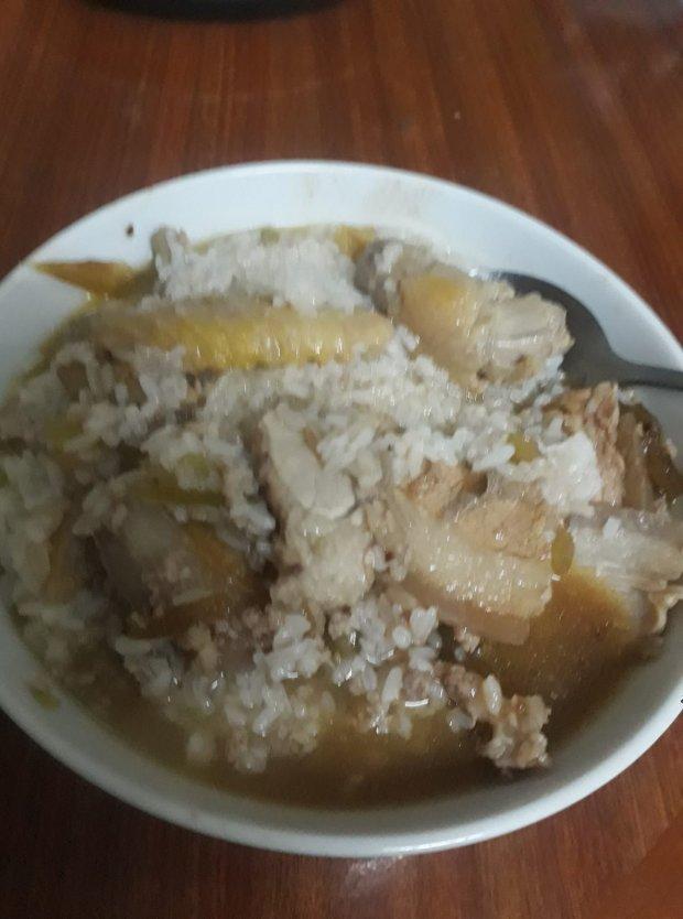 Bát cơm ăn vội của chồng trẻ chăm vợ mới sinh khiến hội chị em xúc động trào nước mắt-2