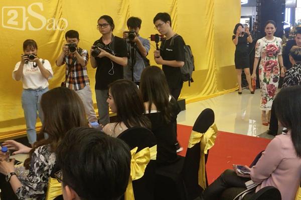 Không còn giữ kẽ, Hồ Ngọc Hà vừa ngồi xuống ghế là Lệ Quyên sẵn sàng đứng dậy bước đi-5