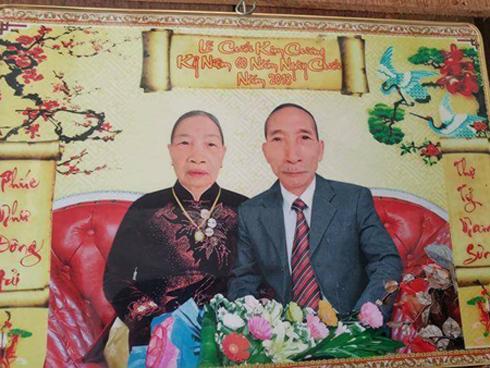 Bức ảnh gia đình phiên bản đầu to chân ngắn do thợ làm ảnh dạo thực hiện khiến dân mạng cười ngất-3