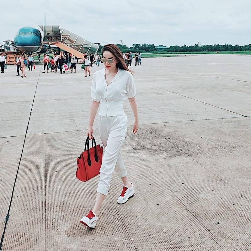 Chán kín đáo, Angela Phương Trinh quay về mốt áo trong suốt lộ nội y nổi bật nhất STREET STYLE sao Việt-6
