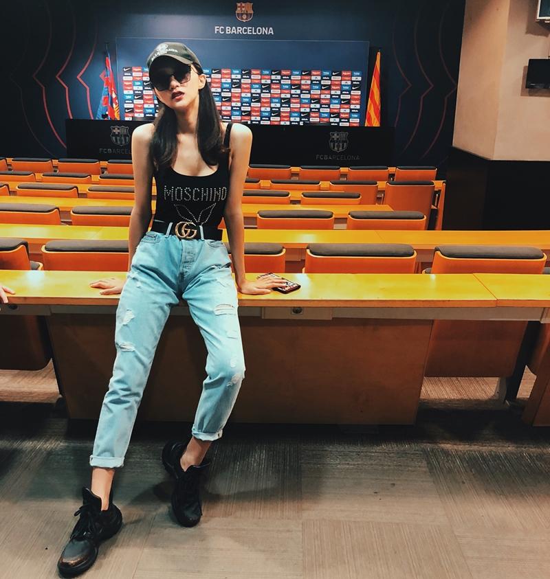 Chán kín đáo, Angela Phương Trinh quay về mốt áo trong suốt lộ nội y nổi bật nhất STREET STYLE sao Việt-5