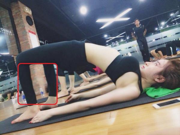 Cửa kính, thành tường, bể bơi... bỗng nhiên méo xệch bất thường khi mỹ nhân Việt khoe đường cong-7