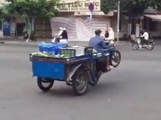 Chàng thanh niên bán hoa quả bốc đầu xe khi sang đường
