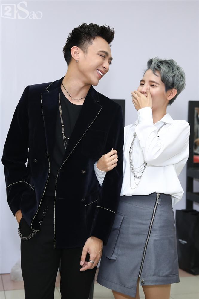 Vũ Cát Tường nắn cằm Soobin Hoàng Sơn để phân biệt thật giả-4