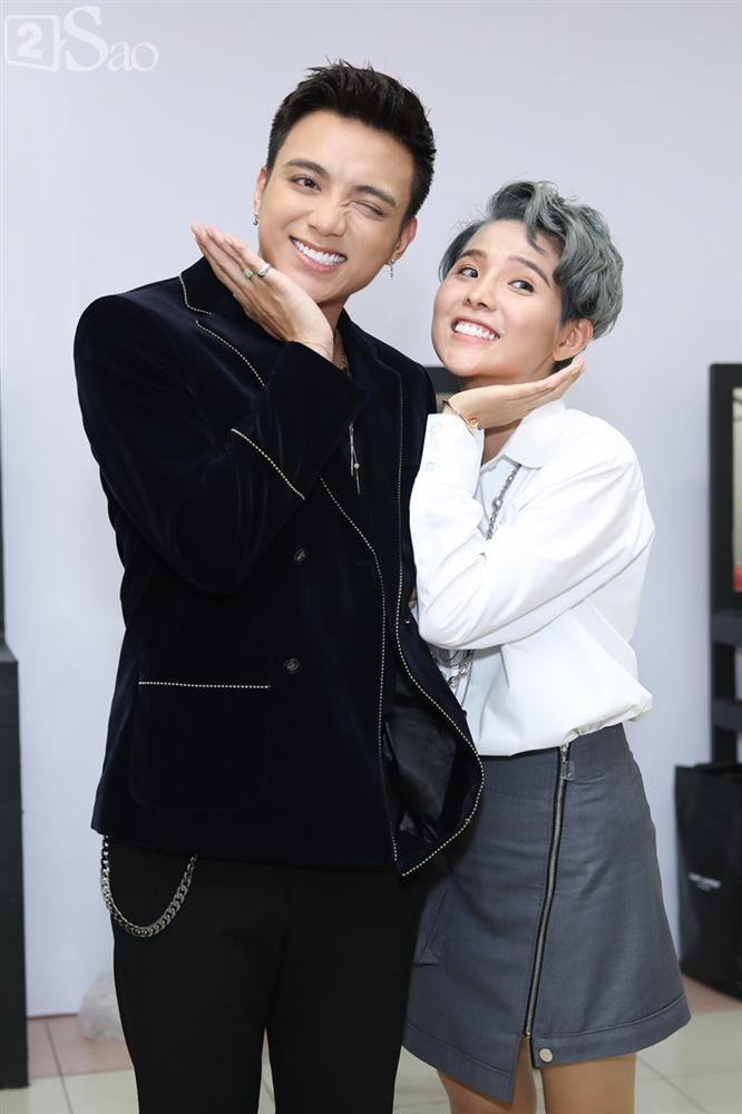 Vũ Cát Tường nắn cằm Soobin Hoàng Sơn để phân biệt thật giả-2