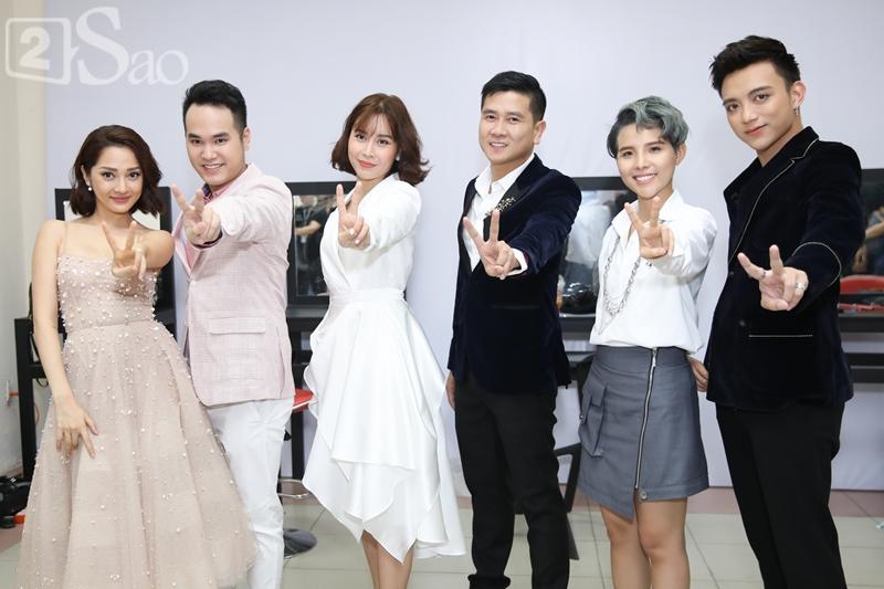 Vũ Cát Tường nắn cằm Soobin Hoàng Sơn để phân biệt thật giả-1