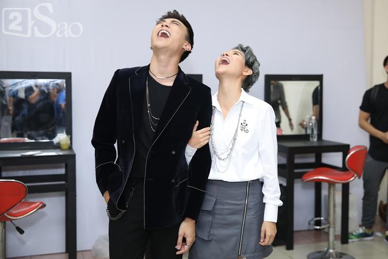 Vũ Cát Tường nắn cằm Soobin Hoàng Sơn để phân biệt thật giả-6