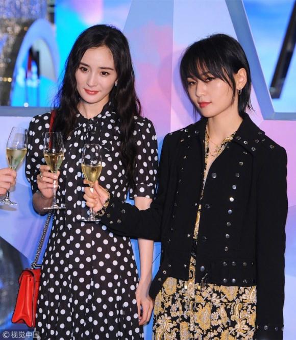 Dương Mịch lộ cằm vuông, thân hình mỏng như tờ giấy-2