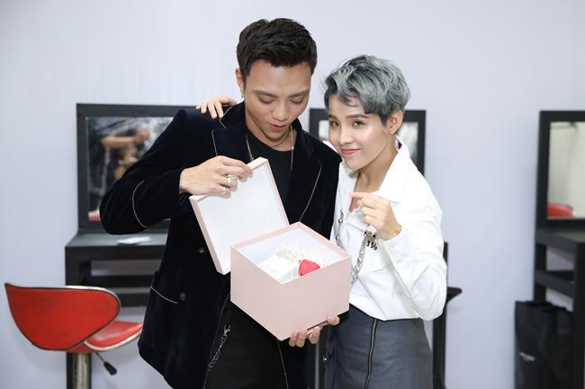 Vũ Cát Tường nắn cằm Soobin Hoàng Sơn để phân biệt thật giả-7