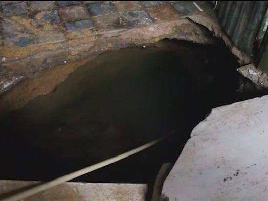 Chương Mỹ nước rút gần 1m, người dân vớt rác mãi không hết-14