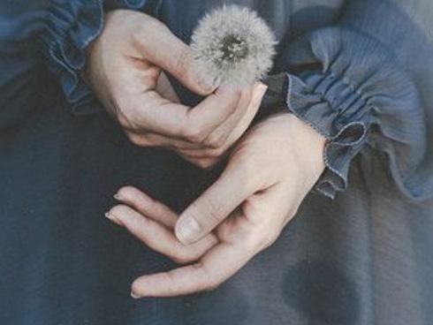 Có một người rất lạ: Buồn và cứ tỏ ra vui, yếu đuối mà cứ tỏ ra mạnh mẽ...