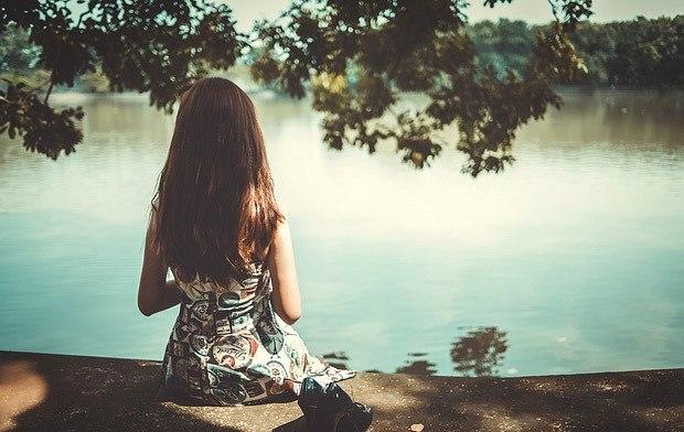 Có một người rất lạ: Buồn và cứ tỏ ra vui, yếu đuối mà cứ tỏ ra mạnh mẽ...-1