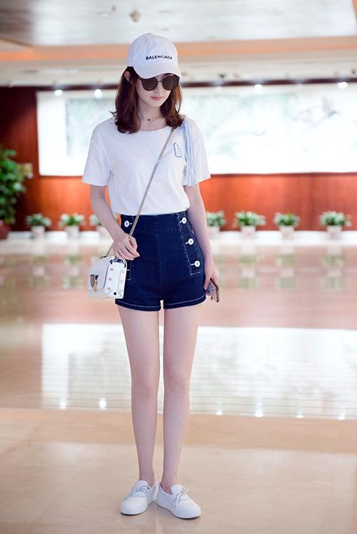 Triệu Lệ Dĩnh thường xuyên mặc hàng hiệu chẳng khác gì hàng chợ-1