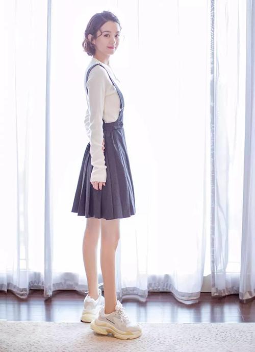 Triệu Lệ Dĩnh thường xuyên mặc hàng hiệu chẳng khác gì hàng chợ-3